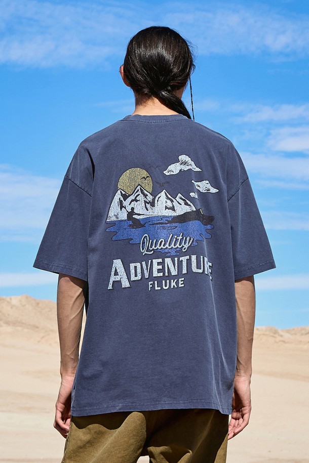 마운틴 어드벤처 크랙 반팔 티셔츠 (FST736)는 빈티지한 감성을 살린 캐주얼 스타일의 반팔 티셔츠입니다. 부드러운 면 소재로 제작되어 편안한 착용감을 제공하며, 릴랙스 핏으로 여유로운 실루엣을 연출합니다. 라운드넥 디자인으로 일상, 캐주얼 룩에 활용하기 좋으며, 봄, 여름 시즌에 적합합니다. 총 6가지 다채로운 컬러(화이트, 블루그린, 베이지, 네이비, 퍼플, 다크그레이)로 출시되어, 취향에 맞게 선택할 수 있습니다. 피그먼트 워싱 가공을 거쳐 자연스러운 워싱 효과를 내며, 고온 염색 공정으로 제작되어 제품별 색상 차이가 있을 수 있습니다.
