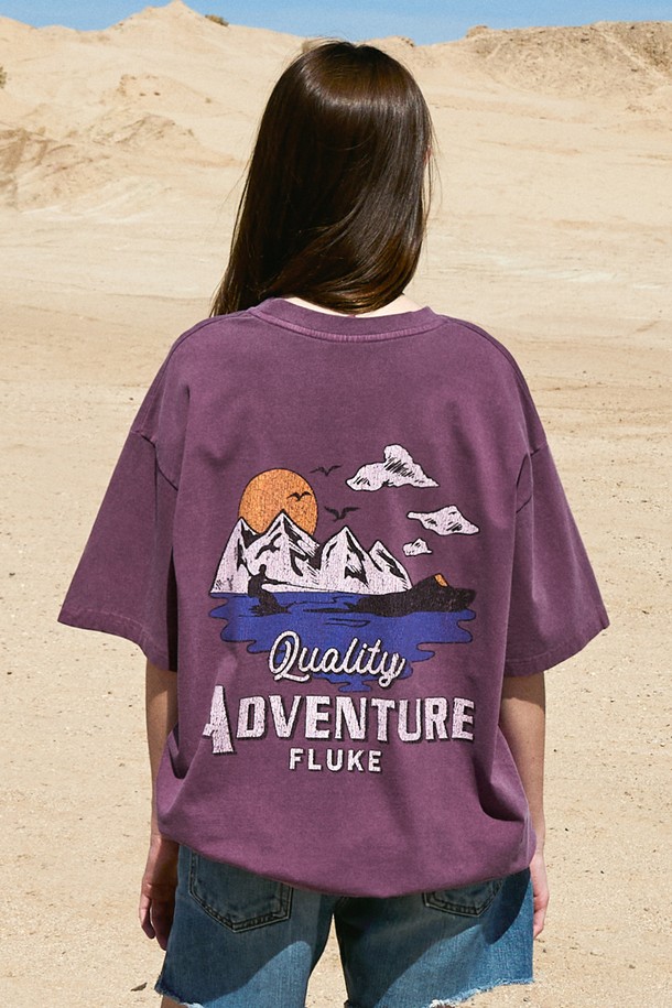 마운틴 어드벤처 크랙 반팔 티셔츠 FST736는 남녀 모두 착용 가능한 캐주얼하고 스포티한 스타일의 반팔 티셔츠입니다. 면 소재로 제작되어 부드러운 촉감을 제공하며, 봄, 여름 시즌에 일상 및 아웃도어 활동 모두에 적합합니다. 피그먼트 염색 가공과 고온 염색 공정을 거쳐 독특한 색감과 에이징 특성을 느낄 수 있으며, 불순물 제거로 깔끔한 마감을 자랑합니다. 라운드넥 디자인에 레귤러핏으로 편안하게 착용 가능하며, 산책룩, 여행룩 등 다양한 TPO에 맞춰 활용할 수 있습니다. 화이트, 블루그린, 베이지, 네이비, 퍼플, 다크그레이 등 6가지 다채로운 컬러로 만나보세요.
