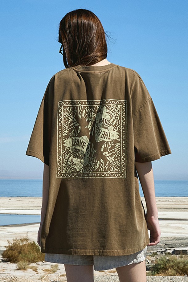 블루웨이브 피그먼트 반팔 티셔츠 (FST733)는 남녀 공용으로 착용 가능한 캐주얼 스타일의 반팔 티셔츠입니다. 부드러운 면 소재에 피그먼트 워싱 가공을 더해 자연스러운 색감과 빈티지한 매력을 살렸으며, 라이트그레이, 다크그레이, 브라운, 화이트 4가지 색상으로 만나보실 수 있습니다. 레귤러핏 라운드넥 디자인으로 일상에서 편안하게 착용하기 좋으며, 워싱 특성상 원단 스크래치, 얼룩, 봉제선 주름이 있을 수 있습니다.
