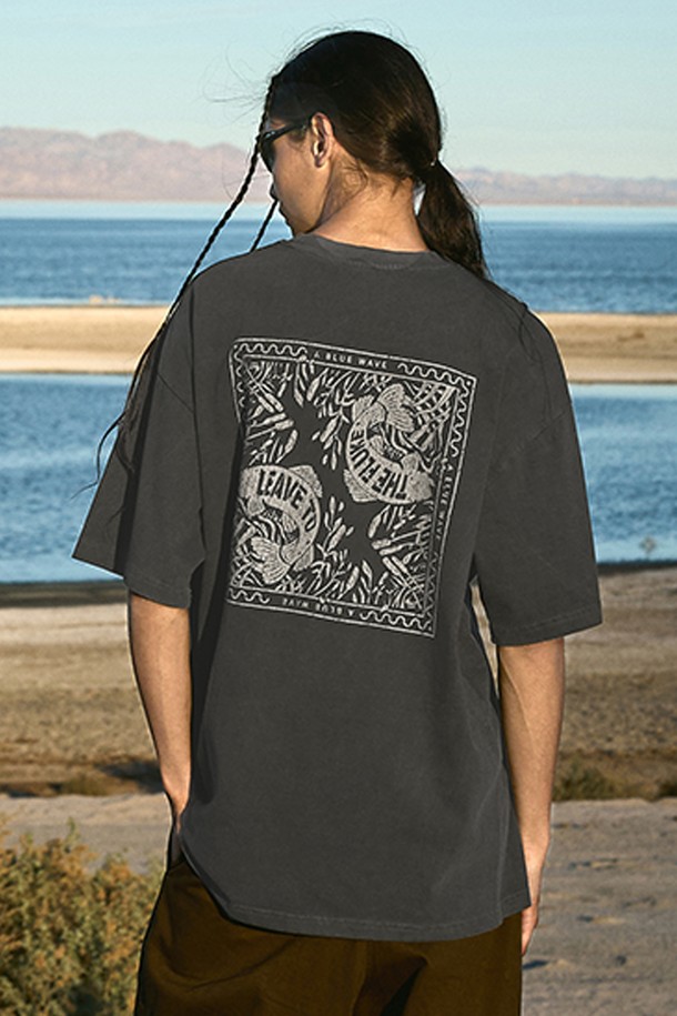 블루웨이브 피그먼트 반팔 티셔츠는 부드러운 면 소재에 피그먼트 워싱 처리하여 자연스러운 색감과 빈티지한 무드를 연출합니다. 라이트 그레이, 다크 그레이, 브라운, 화이트 4가지 컬러로 출시되었으며, 고온 염색 공법으로 제작되어 편안한 착용감을 선사합니다. 시간이 지날수록 특유의 색감 변화를 즐길 수 있으며, 레귤러핏으로 다양한 스타일에 활용하기 좋습니다. (단, 제품별 피그먼트 공정 특성상 색상 차이가 있을 수 있습니다.)
