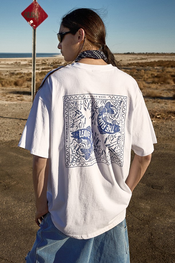 블루웨이브 피그먼트 반팔 티셔츠 FST733는 남녀 공용으로, 봄, 여름에 캐주얼하고 빈티지한 스타일을 연출하기 좋습니다. 라이트그레이, 다크그레이, 브라운, 화이트 4가지 컬러로 출시되었으며, 면 소재에 피그먼트 워싱 가공을 더해 자연스러운 색감과 부드러운 촉감을 선사합니다. 고온 염색 공정으로 불순물을 제거하고 여러 번 세탁한 듯한 빈티지한 색감과 텍스처를 살렸으며, 제품별로 색상과 질감의 차이가 있을 수 있습니다.
