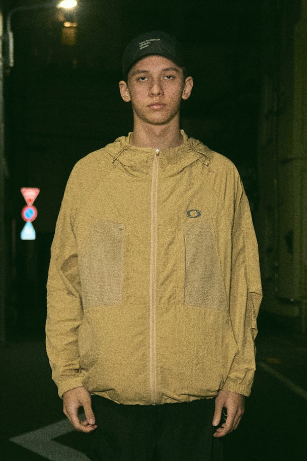 스톰 윈드브레이커 재킷 CJK113는 남녀 공용으로, 일상, 아웃도어, 스포츠 활동에 적합한 윈드브레이커입니다. 블랙, 화이트, 베이지 3가지 컬러로 출시되었으며, 봄, 여름, 가을 계절에 착용하기 좋습니다. 레귤러 핏에 레귤러 기장으로, 후드 탈부착이 가능하며, 메쉬 포켓과 스트링 조절 기능, YKK 지퍼, 반사 로고, 패커블 디자인, 쿨링 기능이 특징입니다. 가볍고 시원한 착용감을 제공하며, 냉감, 통기, 경량, 재귀반사, 사이즈 조절 기능으로 활동성을 높였습니다. 스포티, 캐주얼, 미니멀 스타일을 연출하기 좋습니다.
