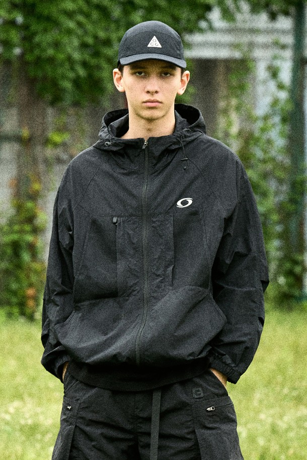 스톰 윈드브레이커 재킷 CJK113은 남녀 공용으로, 일상, 아웃도어, 스포츠 활동에 적합한 윈드브레이커입니다. 블랙, 화이트, 베이지 3가지 색상으로 출시되었으며, 봄, 여름, 가을 계절에 착용하기 좋습니다. 가볍고 부드러운 나일론과 폴리에스테르 혼방 소재로 제작되었으며, 레귤러 핏에 얇은 두께로 활동성을 높였습니다. 후드 탈부착, 메쉬 통기, YKK 지퍼, 반사 로고, 팩커블 기능, 스트링 조절, 메쉬 포켓 등 다양한 특징을 갖추었고, 방풍, 통기, 경량, 사이즈 조절, 재귀반사 기능을 제공합니다. 스포티, 캐주얼, 미니멀 스타일을 연출하기에 좋습니다.
