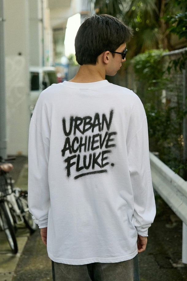 플루크 어반 라이프 오버핏 긴팔 티셔츠 FLT129는 남녀 공용으로 착용 가능한 긴팔 티셔츠입니다. 부드러운 촉감의 면 소재로 제작되어 봄, 가을에 편안하게 입을 수 있으며, 일상복으로 적합합니다. 오버핏 디자인과 라운드넥으로 캐주얼, 스트릿 스타일을 연출하며, 스프레이 아트 디자인과 입체적인 라바 프린팅이 돋보입니다. 넥라인 립테이프 마감, 사이드 라벨 디테일, 고밀도 프리미엄 원단, 열처리 가공 및 이중 워싱 처리로 완성도를 높였습니다.
