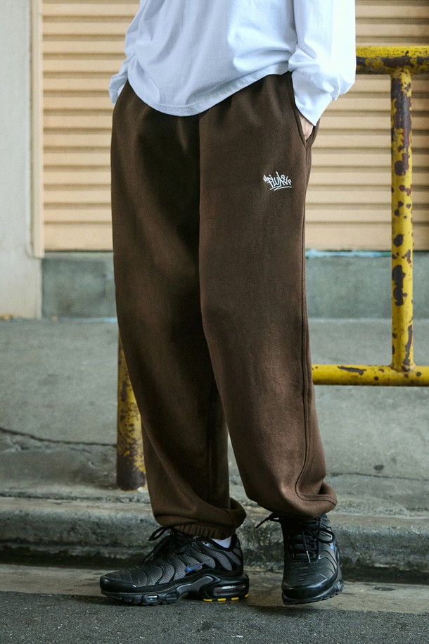 플루크 슬램로고 에센셜 조거 팬츠 브라운 FTP502는 일상 또는 스포츠 활동에 적합한 조거 핏 팬츠입니다. 부드러운 면 소재로 제작되어 편안한 착용감을 제공하며, 릴랙스 핏으로 활동성을 높였습니다. 밴딩 처리된 허리와 긴 기장으로 편안함을 더하고, 브라운 컬러에 플루크 슬램 로고 프린팅으로 스포티한 무드를 연출합니다. 두꺼운 두께감으로 봄, 가을, 겨울 계절에 따뜻하게 입을 수 있는 캐주얼 스타일의 조거 팬츠입니다.
