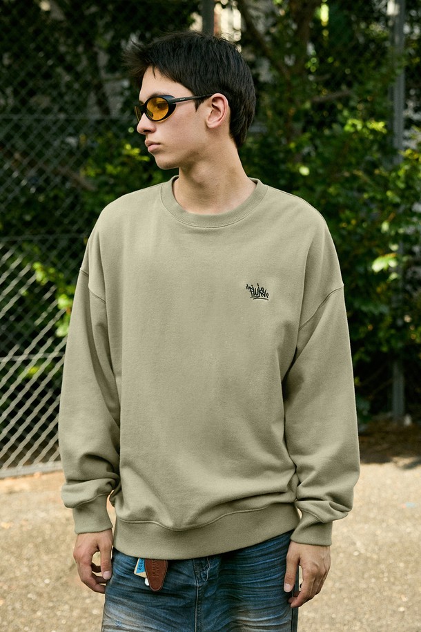 플루크 슬램로고 어센틱 맨투맨 티셔츠 베이지 FMT602는 남녀 모두 착용 가능한 캐주얼 스타일의 면 소재 맨투맨입니다. 부드러운 촉감의 두꺼운 면 소재로 제작되어 봄, 가을, 겨울 쌀쌀한 날씨에도 따뜻하게 착용할 수 있습니다. 베이지 컬러에 오버핏으로 디자인되어 편안하면서도 트렌디한 룩을 연출하며, 라운드넥과 긴 소매가 특징입니다. 플루크 슬램 로고가 포인트로 새겨져 베이직하면서도 미니멀한 스타일을 완성합니다. 일상생활에서 폭넓게 활용하기 좋은 아이템입니다.
