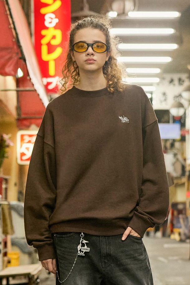 플루크 슬램로고 어센틱 맨투맨 티셔츠 브라운 FMT602는 캐주얼, 스트리트, 미니멀 스타일을 아우르는 공용 맨투맨입니다. 부드러운 면 소재에 두꺼운 두께감으로 제작되어 봄, 가을, 겨울 계절에 착용하기 좋습니다. 브라운 컬러의 라운드넥 디자인으로, 오버핏 실루엣과 긴 소매 기장이 특징입니다. 플루크 슬램 로고가 돋보이는 어센틱 스타일로, 편안하면서도 개성 있는 스타일을 연출할 수 있습니다. 일상 속에서 스타일리시함을 더해줄 아이템입니다.
