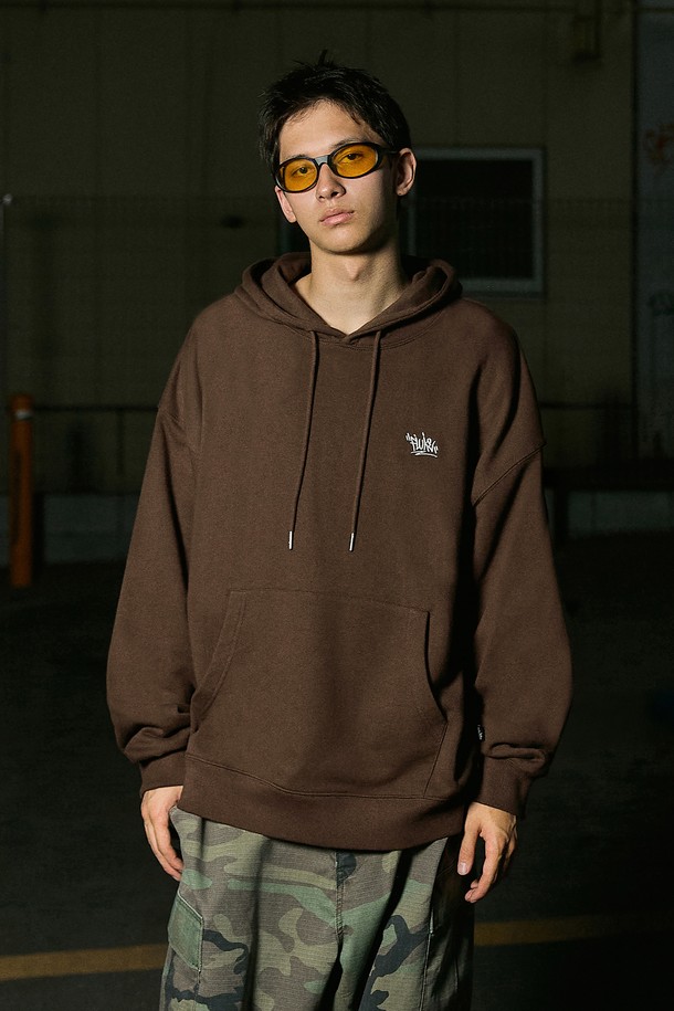 플루크 슬램로고 어센틱 후드 티셔츠 브라운 FHT602는 캐주얼과 스트리트 스타일을 모두 아우르는 공용 후드 티셔츠입니다. 가을, 겨울 시즌에 적합하며, 두꺼운 면 소재로 제작되어 부드러운 촉감을 선사합니다. 오버핏 디자인에 긴 소매 기장으로 편안한 착용감을 제공하며, 후드 디자인으로 포인트를 더했습니다. 브라운 컬러 바탕에 슬램로고 패턴으로 포인트를 주어 개성 있는 스타일을 연출할 수 있습니다.
