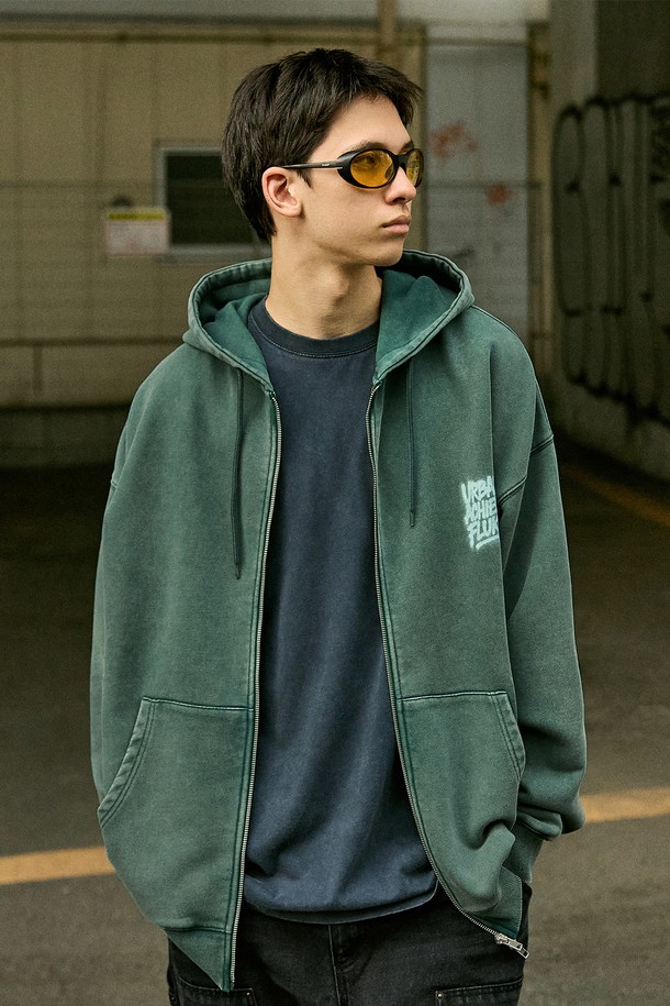 플루크 어치브 플로우 그래피티 오버핏 후드 집업 FZT1035-Z는 남녀 모두 착용 가능한 캐주얼 후드 집업입니다. 블루그린, 다크그레이 두 가지 색상으로 출시되었으며, 봄, 가을, 겨울에 착용하기 좋습니다. 면과 폴리에스테르 혼방 소재로 제작되어 부드러운 촉감을 자랑하며 두꺼운 두께감으로 따뜻함을 더합니다. 오버핏 디자인에 3D 러버 프린팅, 사이드 포인트 라벨, 2way 무광 니켈 지퍼, 헤비 테이프 디테일, 빈티지 워싱 가공이 더해져 스트릿 스타일을 완성합니다. 긴 소매와 레귤러 기장으로 다양한 스타일 연출이 용이합니다.
