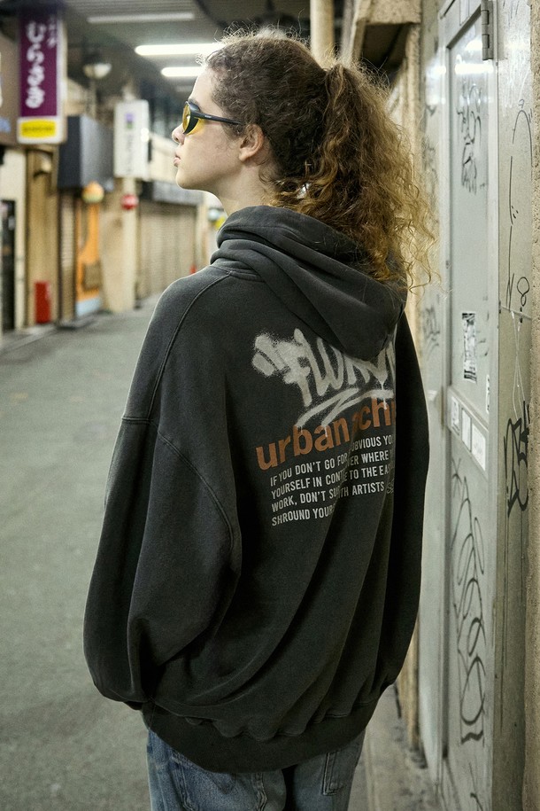 플루크 어치브 시티드리븐 오버핏 후드 티셔츠 FHT2043-Z는 일상과 캐주얼 스타일에 적합한 공용 후드 티셔츠입니다. 블루그린, 그레이, 다크그레이, 블랙 4가지 색상으로 출시되었으며, 봄, 가을, 겨울 시즌에 착용하기 좋습니다. 부드러운 촉감의 기모 안감과 두꺼운 두께로 제작되어 보온성을 높였습니다. 고밀도 코마사 원단, 바이오 워싱 처리, 열처리, 수축 방지, 삼중 스티치, 립스탑 테이프, 내구성 높은 프린팅 등 꼼꼼한 디테일이 돋보입니다. 오버핏으로 편안한 착용감을 제공하며, 로고 프린트가 특징입니다.
