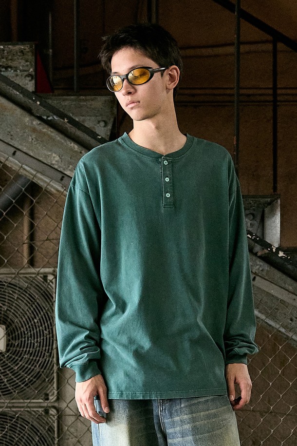 플루크 어반 헤리티지 헨리넥 로고 긴팔 티셔츠 FLT718는 남녀 모두 착용 가능한 캐주얼하고 스트릿한 스타일의 긴팔 티셔츠입니다. 면 소재로 제작되어 부드러운 촉감을 선사하며, 봄, 가을에 착용하기 적합합니다. 헨리넥 디자인에 오버핏으로 편안한 착용감을 제공하며, 빈티지 워싱 가공과 황화 가공 처리로 은은한 멋을 더했습니다. 네이비, 블루그린, 다크그레이 3가지 색상으로 출시되었으며, 목선 늘어짐 방지 테이프, 꼬임 방지 및 수축 방지 기능으로 실용성을 높였습니다.
