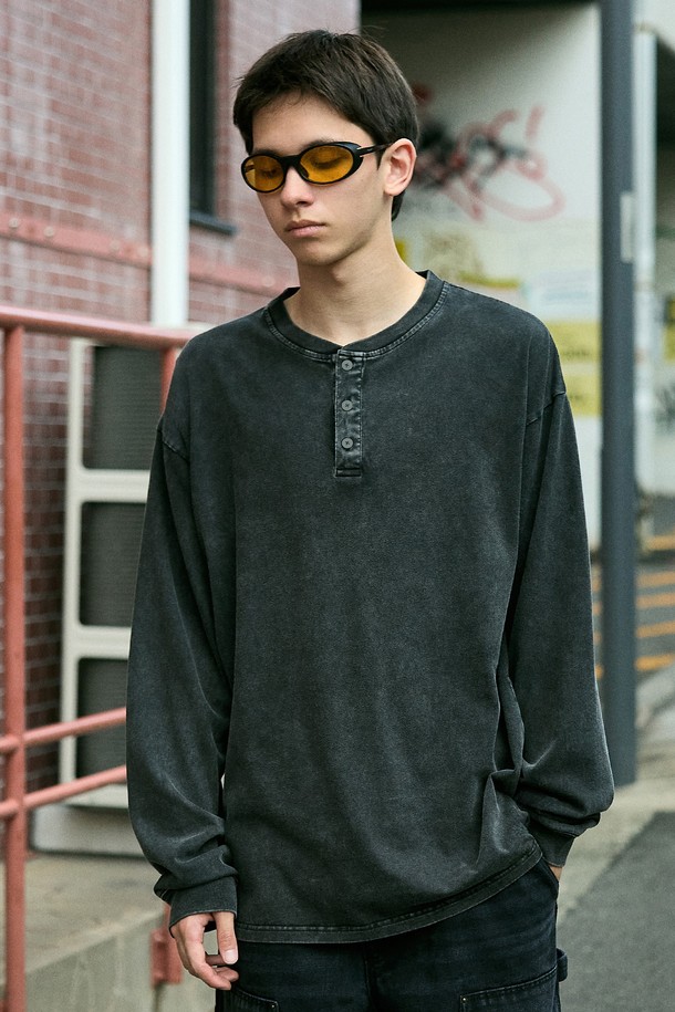 플루크 어반 헤리티지 헨리넥 로고 긴팔 티셔츠 FLT718는 남성용 긴팔 티셔츠입니다. 네이비, 블루그린, 다크그레이 3가지 색상으로 출시되었으며, 봄, 가을에 착용하기 좋습니다. 부드러운 면 소재로 제작되었으며, 헨리넥 디자인과 오버핏으로 편안한 착용감을 선사합니다. 빈티지 워싱 가공, 목테이프 처리, 고온 황화 염색 처리, 자연스러운 워싱감, 로고 자수 디테일이 돋보입니다. 데이트룩, 가을 나들이룩, 캐주얼, 클래식, 스트리트 스타일을 연출하기에 적합합니다.
