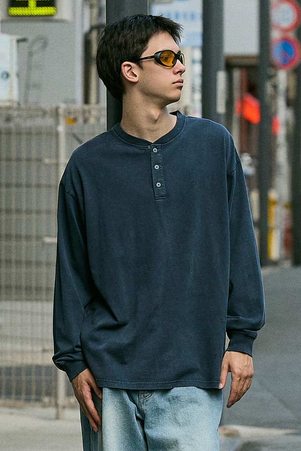 플루크 어반 헤리티지 헨리넥 로고 긴팔 티셔츠 FLT718는 남녀 모두 착용 가능한 긴팔 티셔츠입니다. 네이비, 블루그린, 다크그레이 3가지 색상으로 출시되었으며, 봄, 가을에 일상복으로 활용하기 좋습니다. 헨리넥 디자인에 부드러운 면 소재를 사용하여 편안한 착용감을 선사합니다. 빈티지 워싱 가공과 자수 로고, 헨리넥 테이프 보강 디테일이 돋보이며, 고온 염색 처리를 통해 색상의 변형을 최소화했습니다. 루즈핏과 오버핏으로 제작되어 캐주얼하고 베이직한 스타일을 연출할 수 있으며, 동네 마실룩 또는 가을 나들이룩에 적합합니다.
