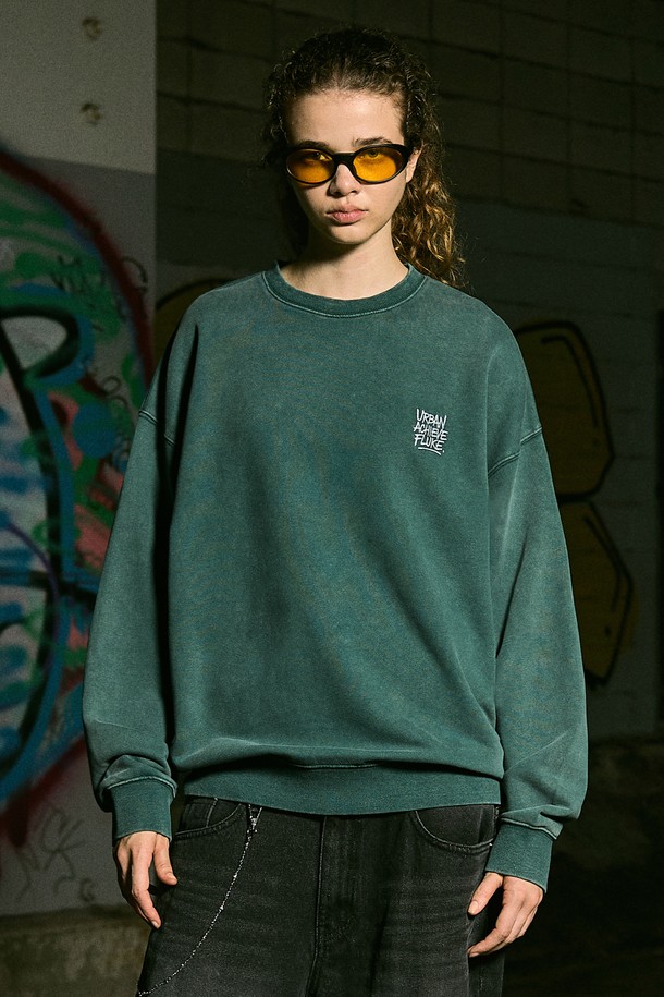 플루크 어치브 아카이브 자수 맨투맨 티셔츠 FMT760-Z / 3color는 가을, 겨울 시즌 데일리룩, 집콕룩, 산책룩에 활용하기 좋은 남녀 공용 맨투맨 티셔츠입니다. 빈티지 및 스트릿 스타일을 기반으로 하며, 부드러운 촉감의 면과 폴리에스테르 혼방 소재로 제작되어 편안한 착용감을 선사합니다. 라운드넥에 긴 소매, 오버핏 또는 릴랙스핏으로 디자인되었으며, 두꺼운 두께감으로 보온성을 높였습니다. 블루그린, 네이비, 다크그레이 3가지 색상으로 출시되었으며, 자수 패턴이 특징입니다. 안티스트레치 테이프 넥 보강, 셀프 파워워싱 가공, 고온 황화 워싱 처리로 장시간 착용 후에도 형태 변형을 최소화했습니다.
