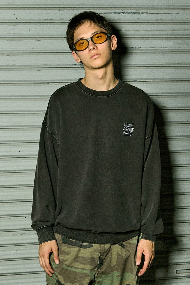 플루크 어치브 아카이브 자수 맨투맨 티셔츠 FMT760-Z는 스트릿, 캐주얼 스타일을 즐기는 남녀 모두를 위한 오버핏 맨투맨입니다. 블루그린, 네이비, 다크그레이 3가지 색상으로 출시되었으며, 봄, 가을, 겨울에 착용하기 좋습니다. 면과 폴리에스테르 혼방의 두꺼운 소재로 제작되어 부드러운 촉감을 선사하며, 자수 패턴이 돋보입니다. 안티스트레치 넥라인 테이프, 고온 유황 워싱, 열고정 가공, 수축 방지 가공으로 뛰어난 내구성을 자랑합니다. 겨울 데일리룩에 활용하기 좋은 아이템입니다.
