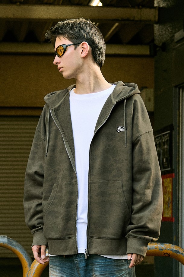 플루크 어반코어 크루 카모 시그니처 로고 후드 집업 FZT1033-Z는 남성용 후드 집업으로, 카키와 블랙 2가지 색상으로 출시되었습니다. 면과 폴리에스테르 혼방 소재로 제작되어 부드러운 촉감과 두꺼운 두께감으로 가을, 겨울철 따뜻하게 착용하기 좋습니다. 레귤러핏에 레귤러 기장으로, 2웨이 지퍼, 앞면 포켓, 자수 시그니처 로고가 특징이며, 해리테이프 처리, 열처리 및 이중 워싱, 수축 방지 처리가 더해져 뛰어난 내구성을 자랑합니다. 스트릿, 캐주얼 스타일을 즐기는 분들께 추천하며 가을 나들이룩, 겨울 데일리룩으로 활용하기 좋습니다. 카모 패턴이 돋보이는 디자인으로, 개성 있는 스타일을 연출해보세요.
