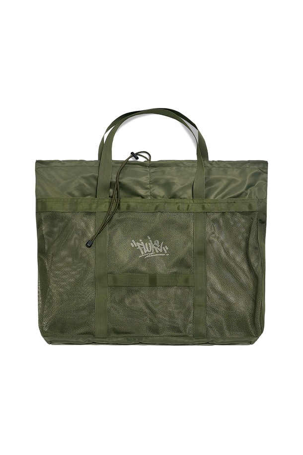 플루크 어스 아웃도어 시그니처 로고 토트백 FBG105는 2가지 색상(블랙, 카키)으로 출시되었습니다. 25F/W 시즌 Urban Achieve 컬렉션의 일부로, 남성 고객을 위해 디자인되었습니다. 방수, 방풍 기능과 경량성을 갖춘 폴리에스터 및 타슬란 소재의 라지 사이즈 토트백입니다. 사각 디자인에 메쉬 소재를 더해 빈티지 무드를 살렸으며, 조임용 끈으로 간편하게 잠글 수 있습니다. 스트릿과 캐주얼 스타일을 즐기는 분들께 일상 및 아웃도어 활동에 실용적인 선택이 될 것입니다.
