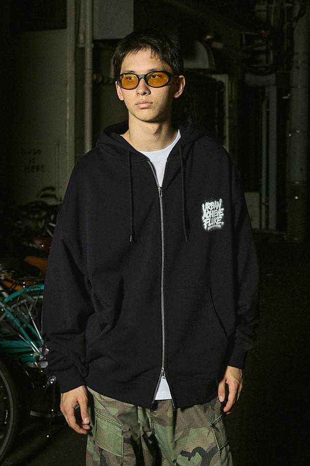 플루크 어치브 그래피티 오버핏 후드 집업 FZT1034-Z는 남녀 공용으로 착용 가능한 후드 집업입니다. 그레이와 블랙 2가지 색상으로 출시되었으며, 가을과 겨울에 따뜻하게 입을 수 있습니다. 스트릿 및 캐주얼 스타일을 연출하기 좋으며, 3D 러버 프린트 백 디자인과 사이드 심 포인트 라벨, 테이프 디테일로 포인트를 더했습니다. 헤비웨이트 원단과 바이오워싱 가공, 꼬임 방지 및 수축 방지 이중 워싱으로 제작되어 부드러운 촉감과 뛰어난 내구성을 자랑합니다. 오버핏으로 편안한 착용감을 제공하며, 일상, 집콕, 산책 등 다양한 상황에서 활용하기 좋습니다.
