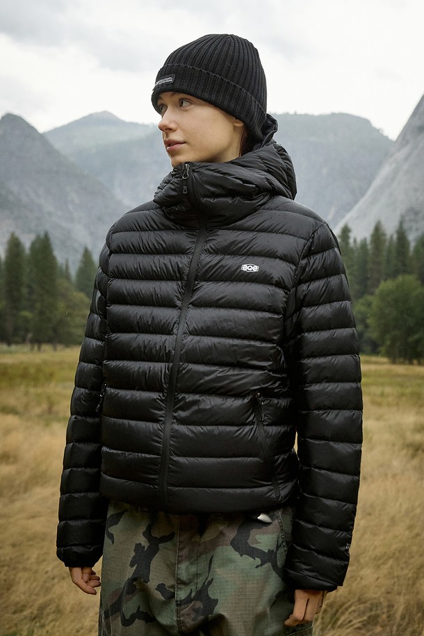 플루크 락 다운 라이트 시스루 다운 재킷 FPJ225는 남성용 아우터로, 겨울철 출근룩과 캐주얼, 스트릿 스타일 연출에 적합합니다. 가볍고 따뜻한 착용감을 제공하는 레귤러핏 다운 재킷으로, 무지 디자인에 시스루 디테일이 더해져 독특한 스타일을 연출합니다. 부드러운 나일론 소재와 두꺼운 두께감으로 보온성을 높였으며, 집업 방식으로 간편하게 착용할 수 있습니다. 안감은 패딩 처리되어 있으며, 긴 소매 기장과 다양한 스타일을 소화할 수 있는 활용도가 돋보입니다. 블랙 색상으로 출시되어 어떤 옷에도 쉽게 매치할 수 있습니다.
