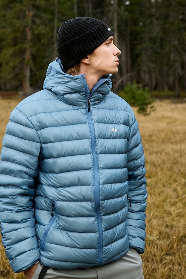 플루크 락 다운 라이트 시스루 다운 재킷 FPJ225는 남성용 겨울 아우터로, 일상과 출근룩, 여행룩에 모두 잘 어울립니다. 라이트 카키, 올리브블루, 다크그레이블랙 3가지 색상으로 출시되었으며, 캐주얼, 미니멀, 클래식 스타일을 소화하기 좋습니다. 트리코트 소재로 제작되어 부드러운 촉감을 선사하며, 두꺼운 두께감으로 보온성을 높였습니다. 하이넥 디자인과 후드 와이어, 길이 조절, 신축성, 내구성을 강화하여 편안하고 스타일리시하게 착용할 수 있습니다.
