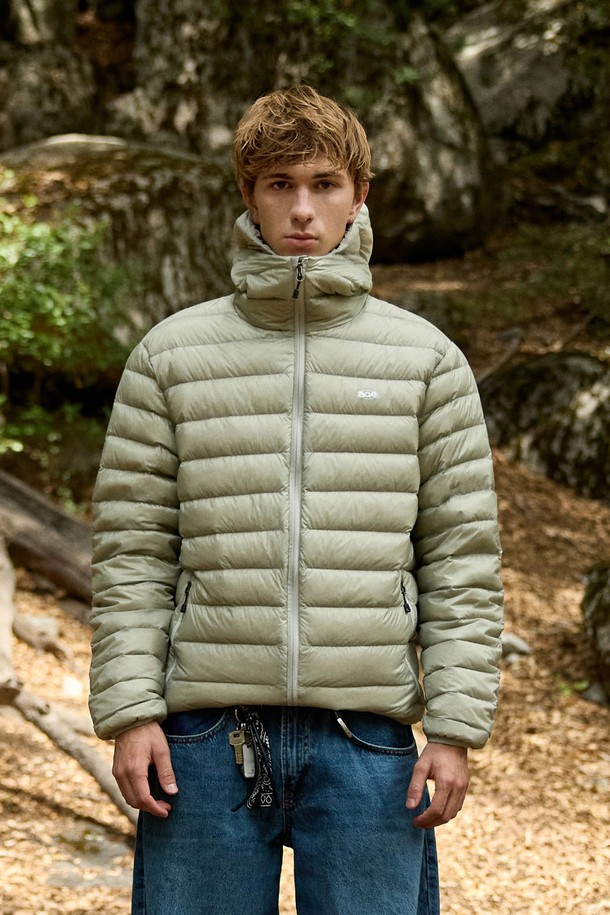 플루크 락 다운 라이트 시스루 다운 재킷 FPJ225는 일상과 아웃도어 활동에 모두 적합한 남성용 다운 재킷입니다. 나일론과 폴리에스테르 혼방 소재에 700 필파워의 구스 다운 충전재를 사용하여 보온성과 방풍 기능을 제공하며, 가볍고 부드러운 촉감을 선사합니다. 시스루 소재와 레귤러 핏 디자인으로 캐주얼, 스포티, 미니멀 스타일을 연출하기 좋으며, 조절 가능한 후드와 히든 지퍼 포켓, 패커블 디자인 등 실용적인 기능도 갖췄습니다. 4중 구조와 깃털 빠짐 최소화 설계로 높은 내구성을 자랑하며, 여행, 캠핑, 등산 등 다양한 TPO에 활용할 수 있습니다.
