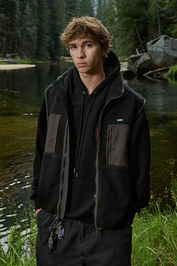 플루크 노스사이드 덤블 플리스 베스트 베이지 FVT208는 캐주얼, 스포티, 미니멀 스타일을 소화하는 남녀 공용 베스트입니다. 덤블 플리스 소재로 제작되어 부드러운 촉감과 두꺼운 두께감으로 뛰어난 보온성을 제공하며 일상 및 아웃도어 활동은 물론 캠핑룩과 산책룩에 활용하기 좋습니다. 레귤러핏에 무지 디자인, 집업 여밈 방식으로 편안하게 착용 가능하며 가을, 겨울 시즌에 따뜻함을 더해줍니다. 베이지 컬러는 어떤 룩에도 자연스럽게 어울려 활용도가 높습니다.
