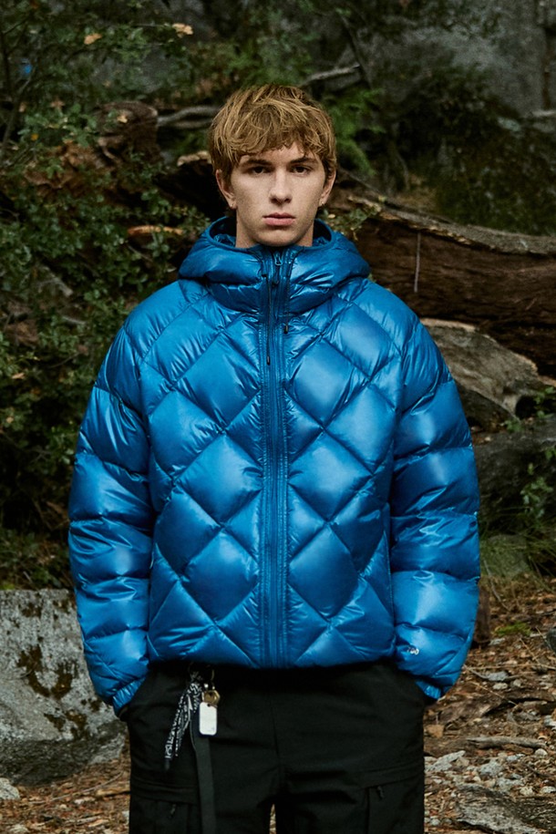 플루크 빅 오크 라이트 다운 재킷 FPJ224는 남성용 겨울 아우터입니다. 블루, 블랙 등 5가지 다채로운 색상으로 출시되었으며, 캐주얼 및 스트릿 스타일을 연출하기에 좋습니다. 나일론 소재의 숏패딩으로, 오버핏 크롭 기장과 퀄팅 디자인, 광택감이 특징입니다. 보온성과 경량성을 갖춘 실용적인 아이템으로, 부드러운 촉감의 안감(패딩)으로 편안한 착용감을 선사합니다. 집업 방식으로 간편하게 착용 가능하며, 무지 디자인으로 다양한 룩에 활용하기 좋습니다.
