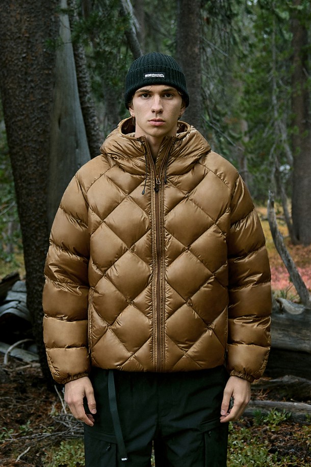 플루크 빅 오크 라이트 다운 재킷 FPJ224는 남성용 다운 재킷입니다. 겨울철 캐주얼 및 스트릿 스타일을 연출하기 좋으며, 무지 패턴의 오버핏 숏패딩으로 디자인되었습니다. 브라운과 베이지 두 가지 색상으로 출시되었으며, 두꺼운 두께감과 부드러운 촉감을 자랑합니다. 퀄팅 디자인과 경량 소재로 제작되어 편안한 착용감을 제공하며, 집업 여밈 방식과 긴 소매 기장으로 보온성을 높였습니다. 
