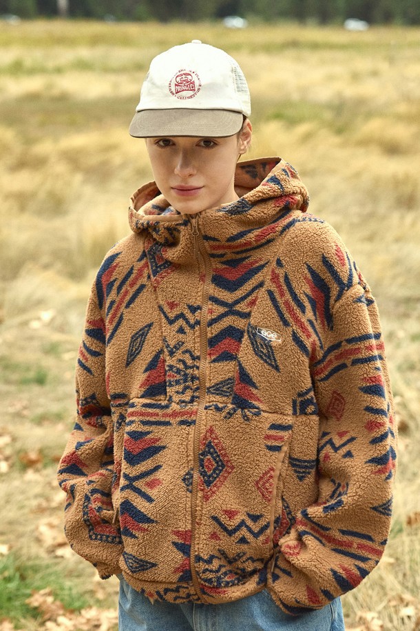 플루크 옴스테드 후드 플리스 재킷 FJK129는 일상과 캐주얼룩에 적합한 남성용 후드 플리스 재킷입니다. 두꺼운 두께감의 플리스 소재로 제작되어 부드러운 촉감을 선사하며, 가을과 겨울에 따뜻하게 착용할 수 있습니다. 기하학 및 에스닉 패턴이 돋보이는 디자인으로, 캐주얼, 스트릿, 고프코어 스타일을 연출하기 좋습니다. 레귤러핏으로 편안하게 착용 가능하며, 집업 여밈 방식과 후드 부착으로 실용성을 더했습니다. 캠핑룩이나 산책룩에 활용하여 개성 있는 스타일을 완성해보세요. 베이지 및 패턴 색상으로 출시되었습니다.
