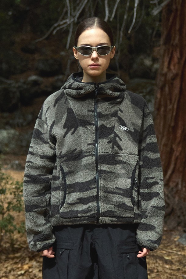 플루크 옴스테드 후드 플리스 재킷 FJK129는 남성을 위한 아우터입니다. 캐주얼 및 스트리트 스타일을 위한 후드 자켓으로, 가을과 겨울에 착용하기 좋습니다. 두꺼운 플리스 소재로 제작되어 부드러운 촉감을 제공하며, 집업 디테일과 레귤러핏으로 편안하게 착용할 수 있습니다. 카모 패턴으로 디자인되어 개성 있는 스타일을 연출하며, 긴 소매와 레귤러 기장으로 활동성을 높였습니다. 
