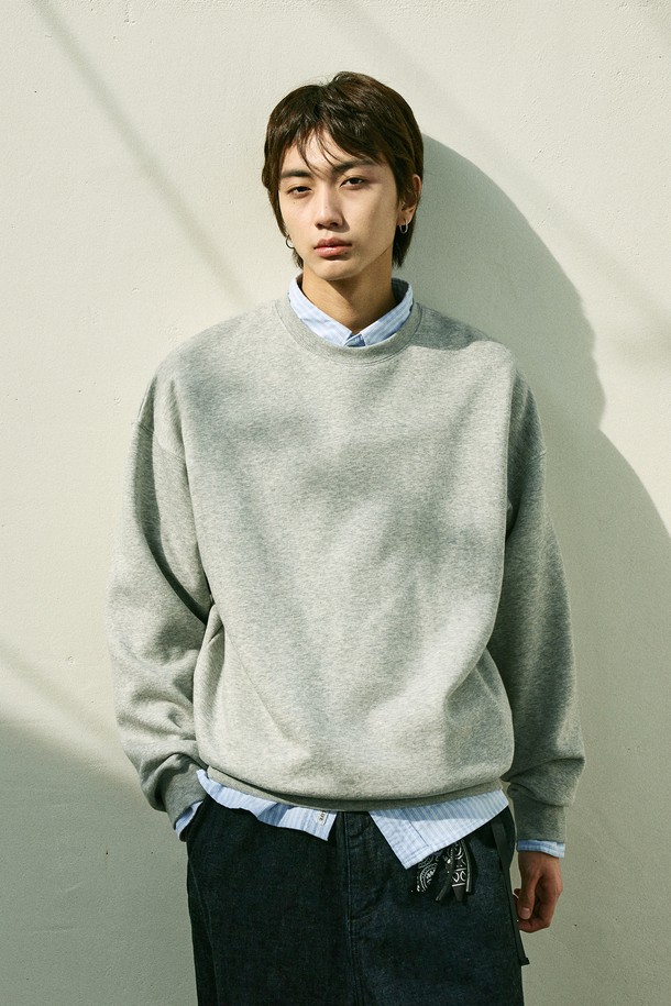 플루크 라이트 데이오프 오버핏 맨투맨 티셔츠 FMT901은 남성용 상의 카테고리에 속하는 제품입니다. 부드러운 촉감의 면 소재로 제작되었으며, 넉넉한 오버핏으로 편안한 착용감을 선사합니다. 라운드넥 디자인에 긴 소매 기장, 두꺼운 두께감으로 봄, 가을, 겨울철에 활용하기 좋습니다. 베이직하고 캐주얼한 스타일로, 출근룩이나 캠핑룩 등 다양한 TPO에 매치하기 용이하며, 미니멀, 클래식 스타일을 선호하는 분들께 추천합니다. 그레이 컬러를 포함해 총 5가지 다채로운 색상으로 만나보실 수 있습니다.
