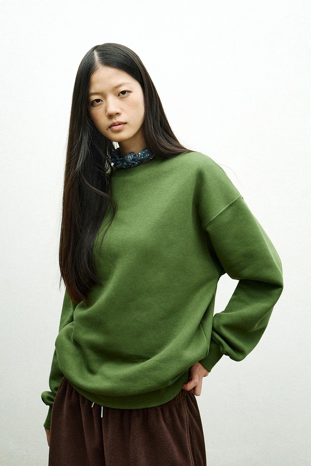 플루크 라이트 데이오프 오버핏 맨투맨 티셔츠 FMT901은 미니멀, 캐주얼, 스트릿 스타일을 아우르는 공용 의류입니다. 고밀도 프리미엄 기모 원단과 바이오워싱 가공으로 부드러운 촉감과 형태 안정성을 제공하며, 5가지 컬러로 출시되었습니다. 라운드넥에 긴 소매, 오버핏 디자인으로 편안한 착용감을 선사하며, 넥라인과 소매단의 튼튼한 립 조직으로 늘어짐을 방지합니다. 봄, 가을, 겨울 모두 활용 가능하며, 집콕룩이나 산책룩으로도 손색없는 데일리 아이템입니다. 세탁 후에도 변형 없이, 뛰어난 신축성으로 활동성을 높였으며 피부 자극을 최소화했습니다.
