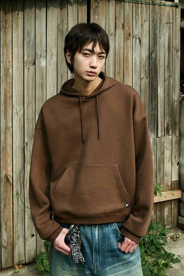 플루크 어반 스트레이트 크롭 후드 티셔츠 FHT900C는 캐주얼 및 스트리트 스타일을 위한 남녀 공용 후드 티셔츠입니다. 부드러운 면 소재로 제작되어 편안한 착용감을 제공하며, 두꺼운 두께감으로 따뜻함을 더합니다. 크롭 기장에 스트레이트 핏으로 트렌디한 스타일을 연출하며, 캥거루 포켓 디테일로 실용성을 더했습니다. 무지 디자인에 브라운 컬러로 어떤 스타일에도 잘 어울리는 기본 아이템입니다. 봄, 가을, 겨울 계절에 활용하기 좋은 긴 소매 후드 티셔츠입니다.
