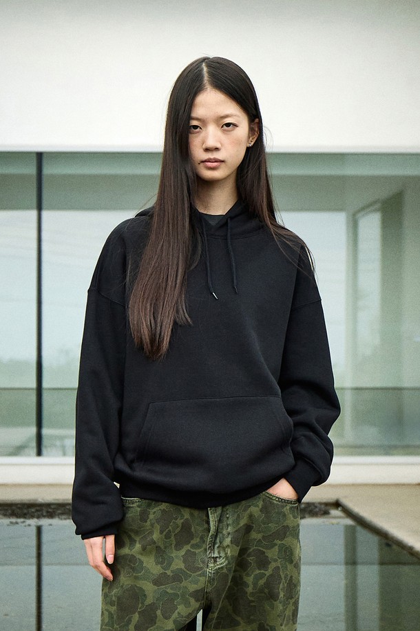 플루크 라이트 데이오프 오버핏 후드 티셔츠 FHT901은 부드러운 촉감의 면, 폴리에스테르 혼방 소재로 제작되어 봄, 가을, 겨울 모두 활용 가능한 후드 티셔츠입니다. 블랙 컬러의 무지 디자인에 오버핏으로 캐주얼, 스트릿 스타일을 연출하기 좋습니다. 고밀도 코마사, 브러쉬드 원단, 더블후드 디자인, 립 마감 처리로 제작되어 튼튼하며 보온 기능까지 갖춘 실용적인 제품입니다. 데일리룩에 편안함과 스타일리시함을 더해 줄 플루크 라이트 후드 티셔츠를 만나보세요.
