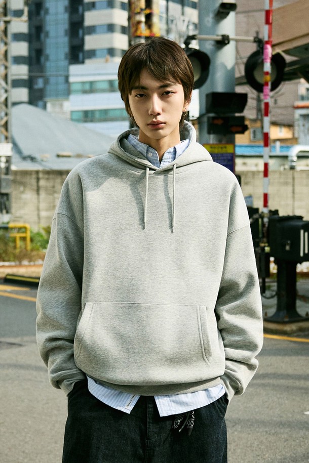 플루크 라이트 데이오프 오버핏 후드 티셔츠 FHT901은 부드러운 촉감의 면과 폴리에스테르 혼방 소재로 제작되어 편안한 착용감을 선사합니다. 바이오워싱 가공을 거쳐 수축률을 낮추고, 피부 자극을 최소화하여 더욱 쾌적하게 착용할 수 있습니다. 4가지 다채로운 컬러로 출시되었으며, 넉넉한 오버핏과 이중 후드 디자인으로 스트릿, 캐주얼, 미니멀 스타일을 연출하기 좋습니다. 고밀도 코마사 원단과 립 마감, 신축성으로 활동성을 높였으며, 집콕룩, 산책룩, 여행룩 등 다양한 TPO에 활용 가능합니다. 긴 소매 기장의 무지 디자인으로 어떤 스타일에도 쉽게 매치할 수 있는 데일리 아이템입니다.
