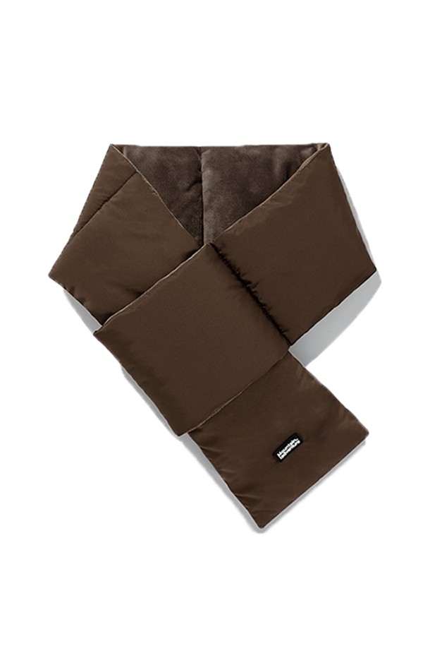 플루크 어드벤처 패딩 머플러 브라운 FMF100은 부드러운 촉감의 플리스 안감과 보온성을 높여주는 패딩 소재를 사용하여 제작된 겨울철 필수 아이템입니다. 웰론 충전재를 사용하여 가볍고 따뜻하며, 브라운, 베이지, 다크그레이, 블랙, 아이보리 등 5가지의 트렌디한 컬러 옵션으로 출시되었습니다. 일상, 출근룩, 여행룩 등 다양한 TPO에 활용 가능하며, 캐주얼, 미니멀, 클래식 스타일을 모두 아우르는 디자인입니다. FREE 사이즈로 제작되어 누구나 편안하게 착용할 수 있습니다.
