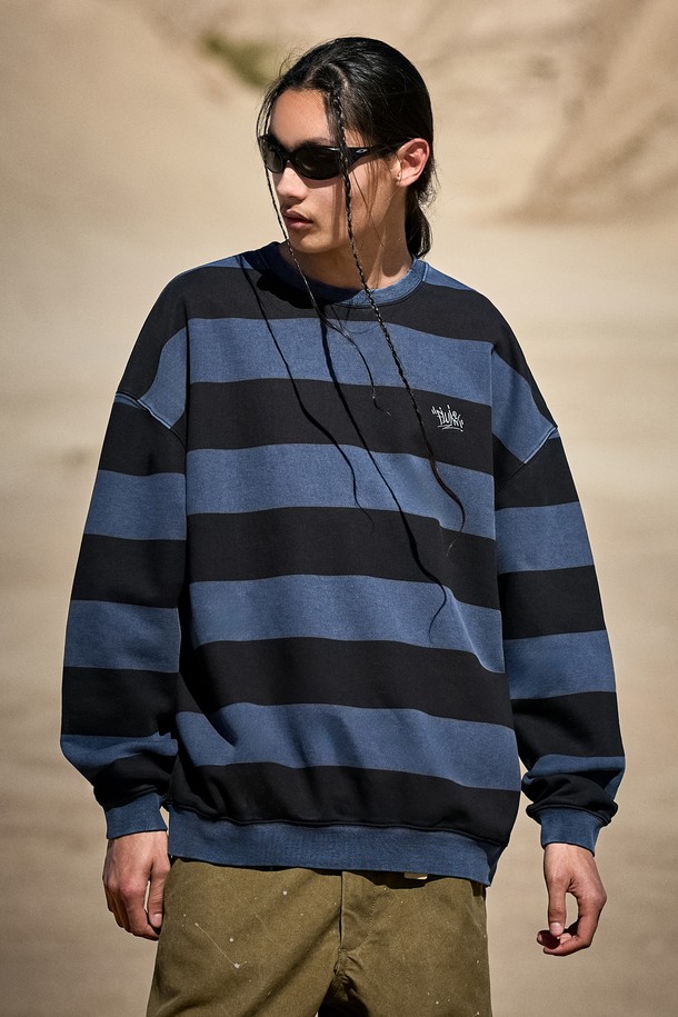 플루크 슬램로고 스트라이프 피그먼트 맨투맨 티셔츠 FMT759-Z는 베이지, 블루, 블루그린, 다크그레이 4가지 색상으로 출시되었습니다. 면과 폴리에스테르 혼방 소재로 제작되어 부드러운 촉감과 두꺼운 두께감으로 봄, 가을에 착용하기 좋습니다. 캐주얼, 스트릿 스타일을 모두 소화하며, 레귤러핏에 라운드넥 디자인으로 편안하게 착용 가능합니다. 피그먼트 워싱 가공과 트리플 스티치 공법으로 내구성을 강화하여 잦은 세탁에도 변형 없이 오랫동안 즐겨 입을 수 있습니다. 가을 나들이룩이나 겨울 데일리룩에 활용하기 좋은 아이템입니다.
