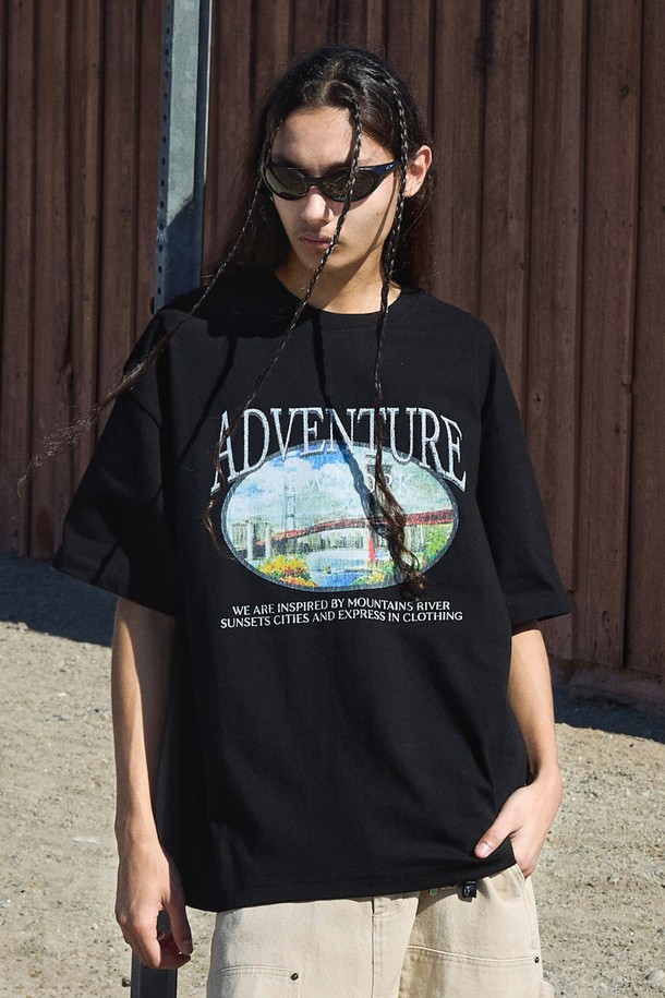 시티 어드벤처 크랙 반팔 티셔츠 FST336은 산, 강, 일몰, 도시 등의 예술적 요소가 담긴 디지털 프린트 디자인과 시즌 아트웍이 돋보이는 제품입니다. 면 소재로 제작되었으며, 릴랙스핏으로 편안한 착용감을 제공하고, 라운드넥 디자인으로 캐주얼한 스타일을 연출합니다. 블랙, 네이비, 화이트, 그레이 4가지 색상으로 봄, 여름 시즌에 일상복으로 활용하기 좋은 공용 반팔 티셔츠입니다.
