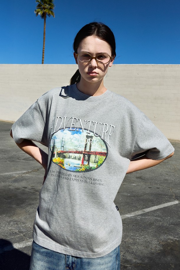 시티 어드벤처 크랙 반팔 티셔츠 FST336은 산, 강, 일몰, 도시에서 영감을 받은 프린트 디자인이 돋보이는 캐주얼 티셔츠입니다. 디지털 프린팅 기법으로 시즌 아트워크 컬러를 표현했으며, 면 소재의 릴랙스핏으로 편안한 착용감을 제공합니다. 블랙, 네이비, 화이트, 그레이 4가지 색상으로 출시되어 일상복으로 활용하기 좋습니다.
