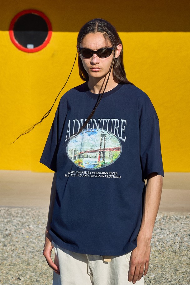 시티 어드벤처 크랙 반팔 티셔츠 FST336은 산, 강, 일몰, 도시를 모티브로 한 그래픽이 돋보이는 프린트 티셔츠입니다. 디지털 프린팅 기법으로 다양한 컬러를 표현했으며, 면 소재로 제작되어 봄, 여름철 일상에서 편안하게 착용하기 좋습니다. 릴랙스핏의 라운드넥 디자인으로 화이트, 네이비, 그레이, 블랙 4가지 색상으로 제공됩니다.
