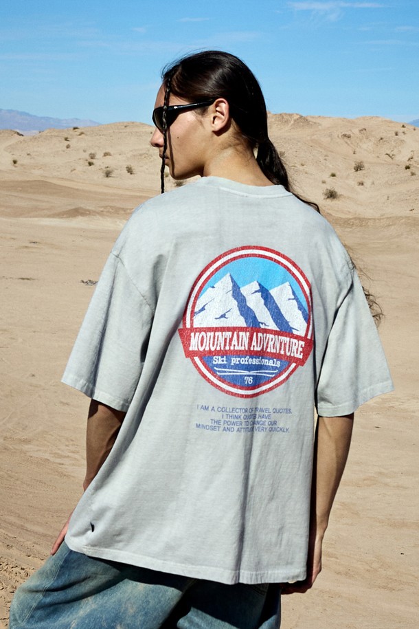 스노우마운틴 어드벤처 반팔 티셔츠 FST735는 남녀 모두 착용 가능한 릴랙스핏의 캐주얼 티셔츠입니다. 부드러운 면 소재에 피그먼트 염색과 고온 염색 처리, 워싱 효과를 더해 편안함과 스타일을 동시에 잡았습니다. 라이트 그레이, 다크 그레이, 블루 그린, 화이트 4가지 색상으로 출시되었으며, 크림 프린팅으로 포인트를 준 그래픽 디자인이 돋보입니다.
