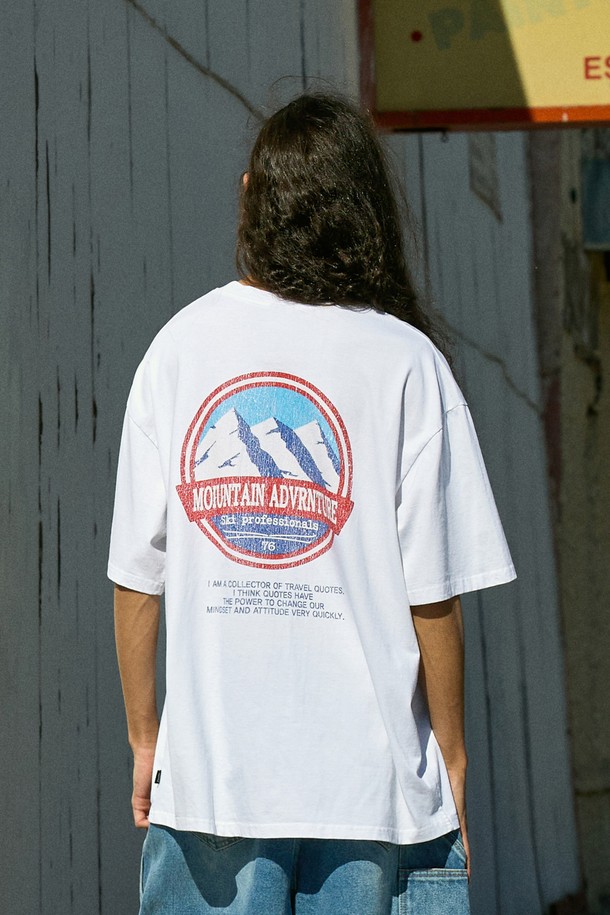 스노우마운틴 어드벤처 반팔 티셔츠 FST735는 산 모티브 디자인과 앞뒤 프린팅, 크림 프린팅이 특징인 남녀 공용 캐주얼 티셔츠입니다. 피그먼트 염색 원단과 워싱 가공된 듯한 색감이 돋보이며, 부드러운 면 소재와 릴랙스핏으로 편안한 착용감을 제공합니다. 라이트그레이, 다크그레이, 블루그린, 화이트 4가지 색상으로 만나보세요.
