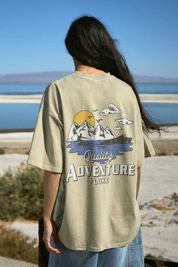 마운틴 어드벤처 크랙 반팔 티셔츠 FST736은 봄, 여름 시즌에 어울리는 캐주얼 티셔츠입니다. 부드러운 면 소재로 제작되었으며, 루즈핏과 릴렉스핏의 편안한 착용감을 제공합니다. 빈티지 스타일과 프린트 무늬가 특징이며, 화이트, 블루그린, 베이지, 네이비, 퍼플, 다크그레이 6가지 컬러로 출시되었습니다. 피그먼트 워싱 처리와 고온 염색 공정으로 자연스러운 빈티지룩과 부드러운 터치감을 선사합니다. 동네 마실룩이나 여행룩으로 활용하기 좋습니다.
