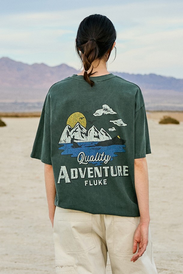 마운틴 어드벤처 크랙 반팔 티셔츠 FST736은 남녀 모두 착용 가능한 캐주얼 스타일의 반팔 티셔츠입니다. 봄, 여름 시즌에 적합하며, 릴랙스핏과 루즈핏으로 편안한 착용감을 제공합니다. 부드러운 면 소재에 피그먼트 워싱 처리, 고온 염색 공정, 멀티 워싱 효과를 더해 빈티지한 컬러감과 독특한 크랙 프린팅 무늬를 연출했습니다. 라운드넥 디자인에 화이트, 다크그레이, 베이지, 네이비, 퍼플, 블루그린 6가지 다채로운 색상으로 출시되었습니다. 일상생활에서 편안하게 즐겨 입을 수 있는 아이템입니다.
