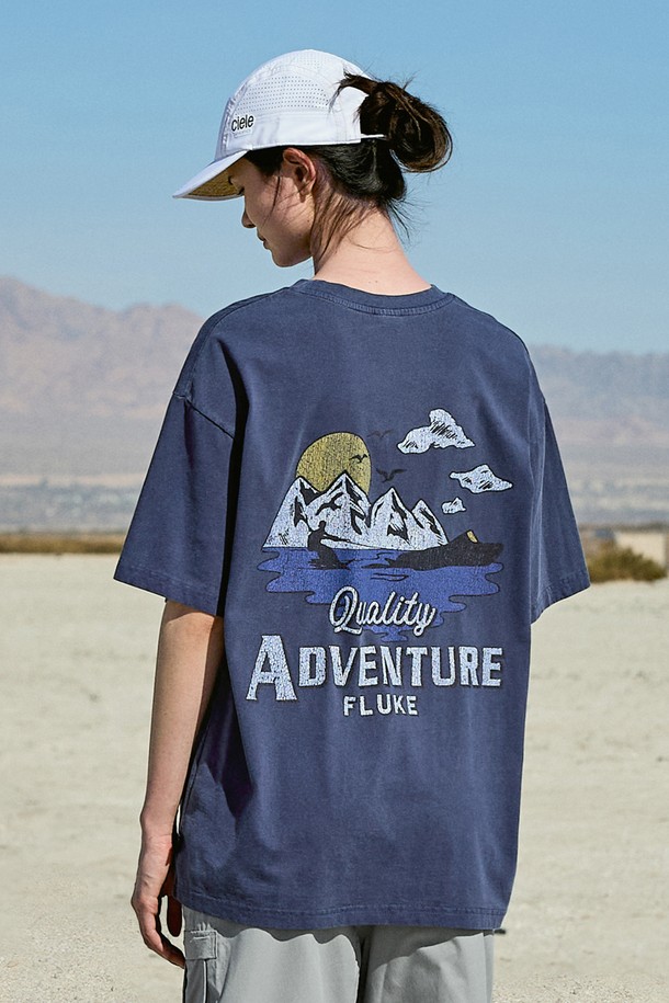 마운틴 어드벤처 크랙 반팔 티셔츠 (FST736)는 빈티지한 감성을 살린 캐주얼 스타일의 반팔 티셔츠입니다. 부드러운 면 소재로 제작되어 편안한 착용감을 제공하며, 릴랙스 핏으로 여유로운 실루엣을 연출합니다. 라운드넥 디자인으로 일상, 캐주얼 룩에 활용하기 좋으며, 봄, 여름 시즌에 적합합니다. 총 6가지 다채로운 컬러(화이트, 블루그린, 베이지, 네이비, 퍼플, 다크그레이)로 출시되어, 취향에 맞게 선택할 수 있습니다. 피그먼트 워싱 가공을 거쳐 자연스러운 워싱 효과를 내며, 고온 염색 공정으로 제작되어 제품별 색상 차이가 있을 수 있습니다.
