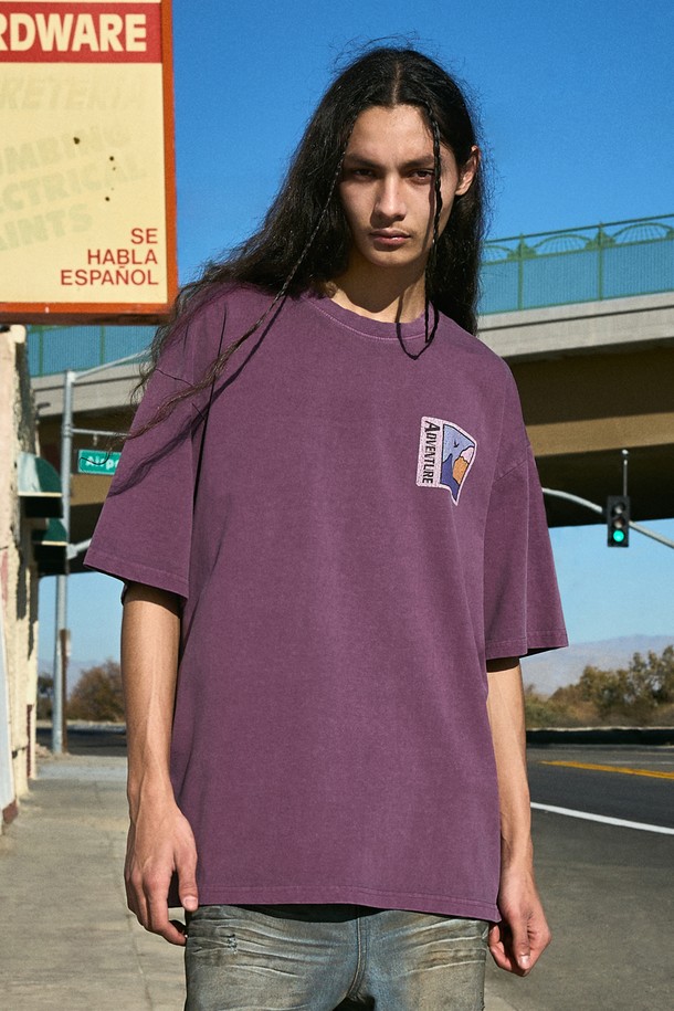 마운틴 어드벤처 크랙 반팔 티셔츠 FST736는 남녀 모두 착용 가능한 캐주얼하고 스포티한 스타일의 반팔 티셔츠입니다. 면 소재로 제작되어 부드러운 촉감을 제공하며, 봄, 여름 시즌에 일상 및 아웃도어 활동 모두에 적합합니다. 피그먼트 염색 가공과 고온 염색 공정을 거쳐 독특한 색감과 에이징 특성을 느낄 수 있으며, 불순물 제거로 깔끔한 마감을 자랑합니다. 라운드넥 디자인에 레귤러핏으로 편안하게 착용 가능하며, 산책룩, 여행룩 등 다양한 TPO에 맞춰 활용할 수 있습니다. 화이트, 블루그린, 베이지, 네이비, 퍼플, 다크그레이 등 6가지 다채로운 컬러로 만나보세요.
