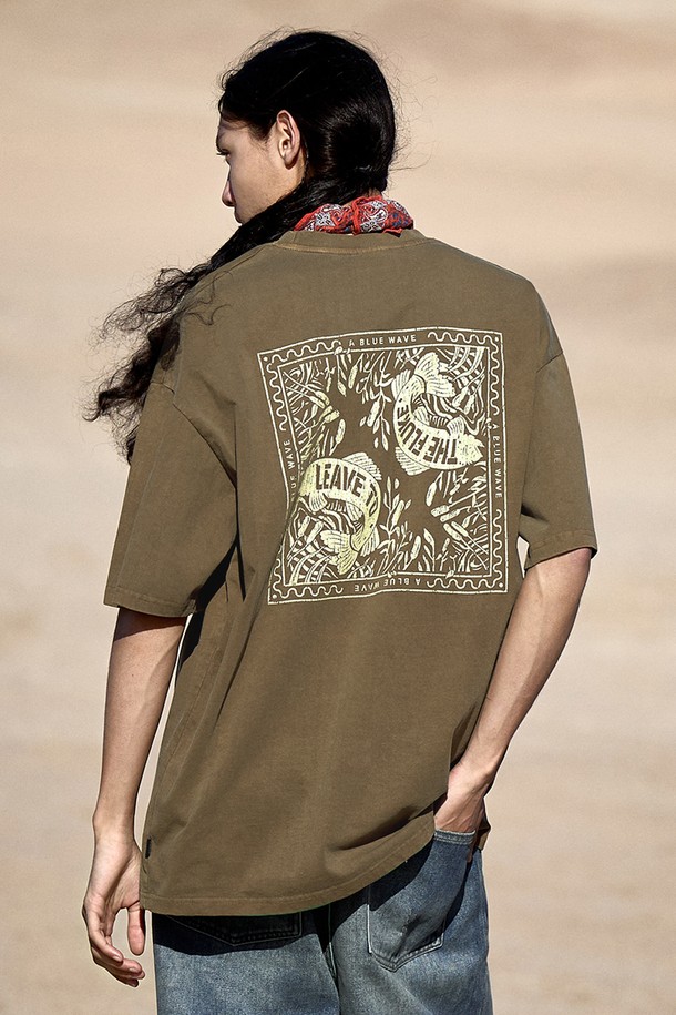 블루웨이브 피그먼트 반팔 티셔츠 (FST733)는 남녀 공용으로 착용 가능한 캐주얼 스타일의 반팔 티셔츠입니다. 부드러운 면 소재에 피그먼트 워싱 가공을 더해 자연스러운 색감과 빈티지한 매력을 살렸으며, 라이트그레이, 다크그레이, 브라운, 화이트 4가지 색상으로 만나보실 수 있습니다. 레귤러핏 라운드넥 디자인으로 일상에서 편안하게 착용하기 좋으며, 워싱 특성상 원단 스크래치, 얼룩, 봉제선 주름이 있을 수 있습니다.
