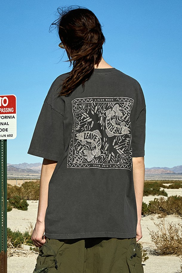 블루웨이브 피그먼트 반팔 티셔츠는 부드러운 면 소재에 피그먼트 워싱 처리하여 자연스러운 색감과 빈티지한 무드를 연출합니다. 라이트 그레이, 다크 그레이, 브라운, 화이트 4가지 컬러로 출시되었으며, 고온 염색 공법으로 제작되어 편안한 착용감을 선사합니다. 시간이 지날수록 특유의 색감 변화를 즐길 수 있으며, 레귤러핏으로 다양한 스타일에 활용하기 좋습니다. (단, 제품별 피그먼트 공정 특성상 색상 차이가 있을 수 있습니다.)
