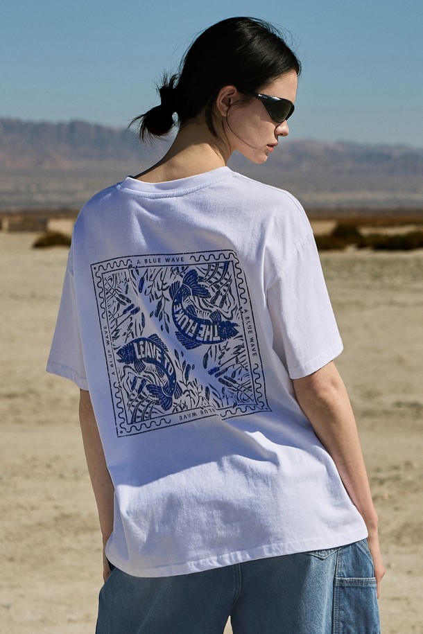 블루웨이브 피그먼트 반팔 티셔츠 FST733는 남녀 공용으로, 봄, 여름에 캐주얼하고 빈티지한 스타일을 연출하기 좋습니다. 라이트그레이, 다크그레이, 브라운, 화이트 4가지 컬러로 출시되었으며, 면 소재에 피그먼트 워싱 가공을 더해 자연스러운 색감과 부드러운 촉감을 선사합니다. 고온 염색 공정으로 불순물을 제거하고 여러 번 세탁한 듯한 빈티지한 색감과 텍스처를 살렸으며, 제품별로 색상과 질감의 차이가 있을 수 있습니다.
