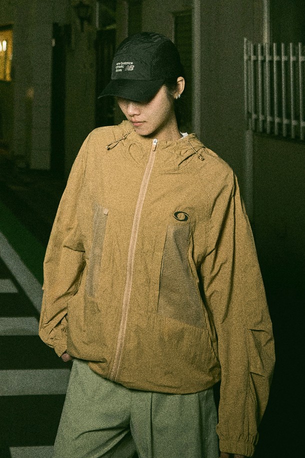 스톰 윈드브레이커 재킷 CJK113는 남녀 공용으로, 일상, 아웃도어, 스포츠 활동에 적합한 윈드브레이커입니다. 블랙, 화이트, 베이지 3가지 컬러로 출시되었으며, 봄, 여름, 가을 계절에 착용하기 좋습니다. 레귤러 핏에 레귤러 기장으로, 후드 탈부착이 가능하며, 메쉬 포켓과 스트링 조절 기능, YKK 지퍼, 반사 로고, 패커블 디자인, 쿨링 기능이 특징입니다. 가볍고 시원한 착용감을 제공하며, 냉감, 통기, 경량, 재귀반사, 사이즈 조절 기능으로 활동성을 높였습니다. 스포티, 캐주얼, 미니멀 스타일을 연출하기 좋습니다.
